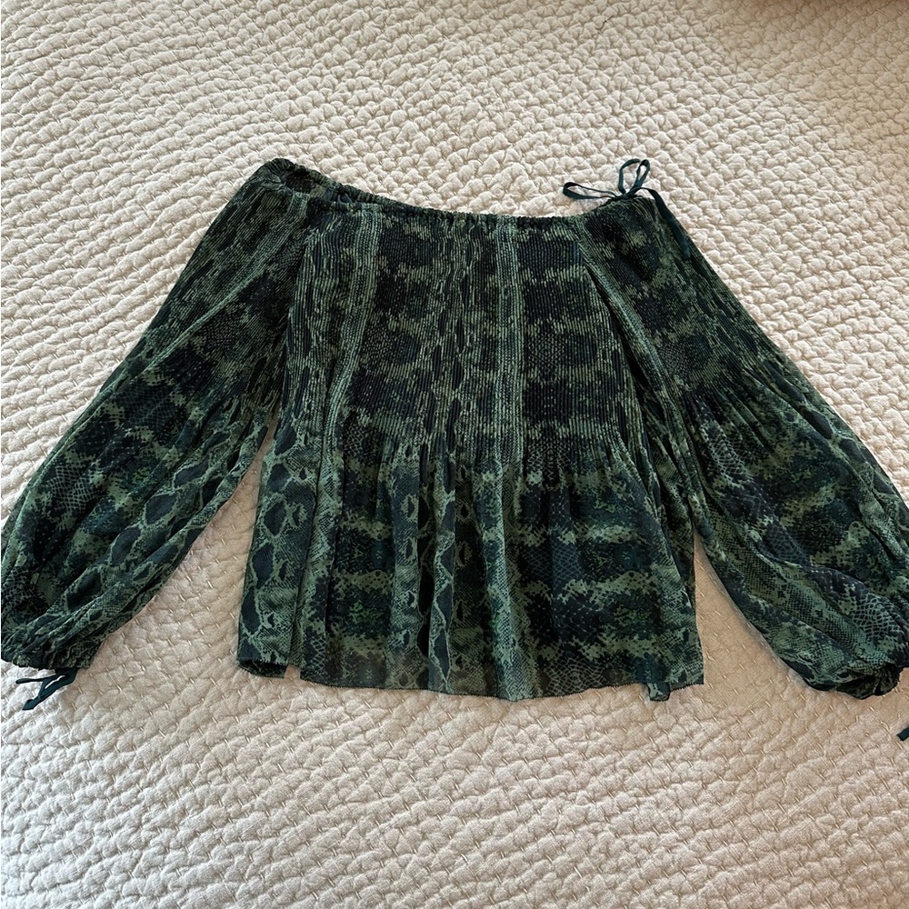 Aritzia Wilfred Off the Shoulder Top in Snakeskin Print  size Small